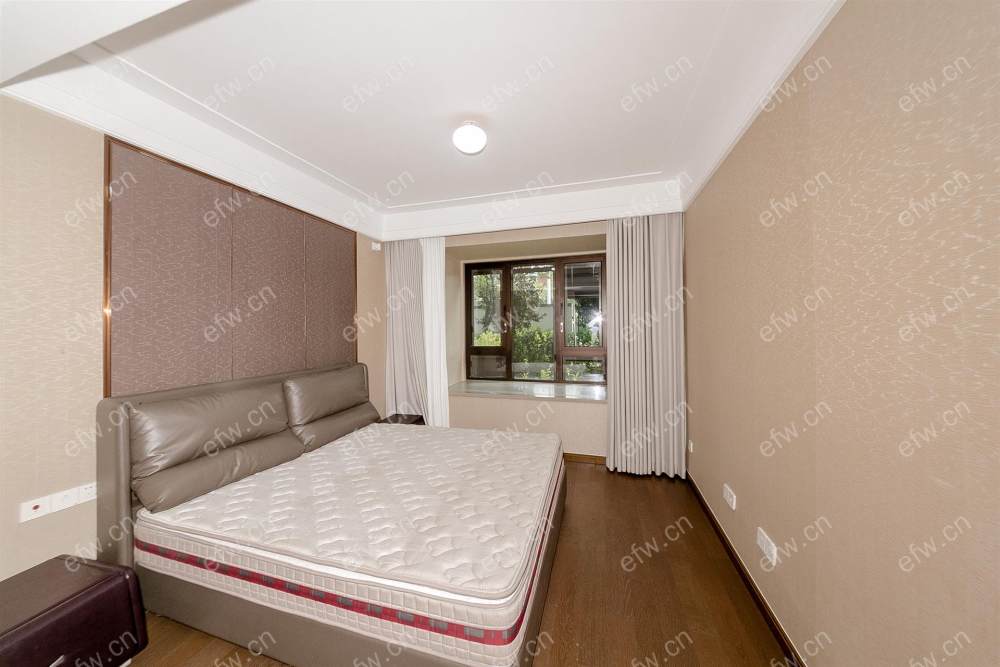 洋房一楼带大院子精装没住过人