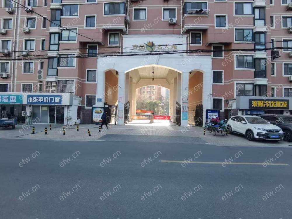 湖滨中学旁边 1楼半代露台 精装修 户型整齐 小区里三房价格实在的一个 家人们多多推荐