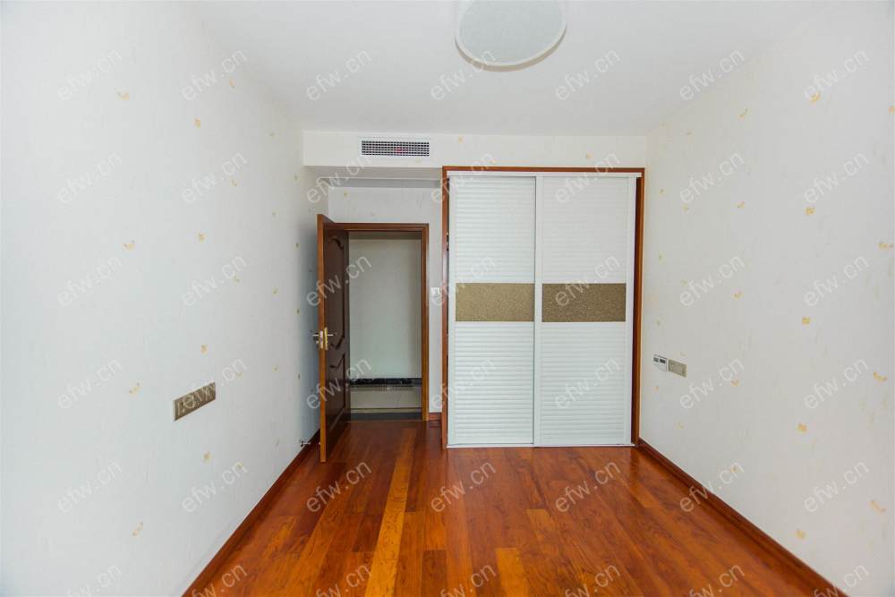 华仁凤凰城 精装四房 有地暖 未入住