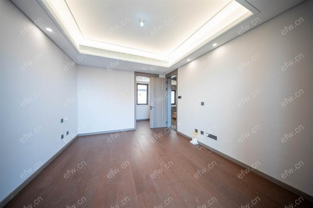 village  精装room房 近地铁口  房东诚售