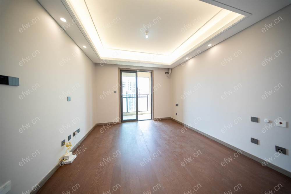 village  精装room房 近地铁口  房东诚售
