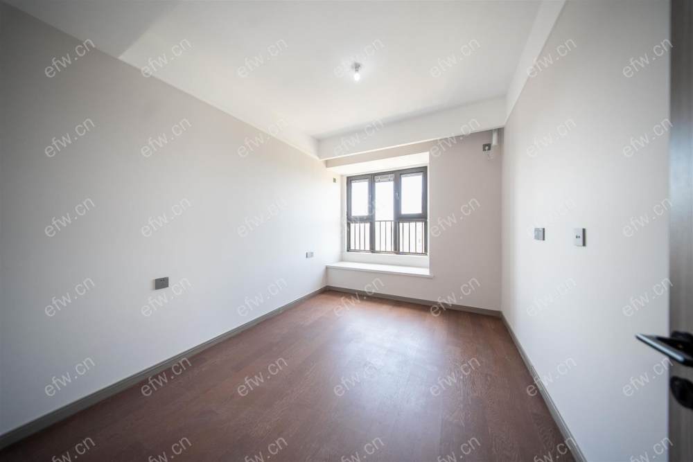village  精装room房 近地铁口  房东诚售