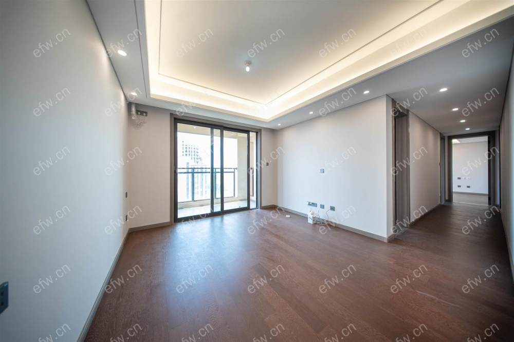village  精装room房 近地铁口  房东诚售