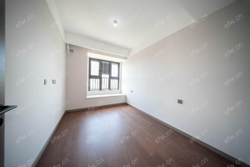 village  精装room房 近地铁口  房东诚售