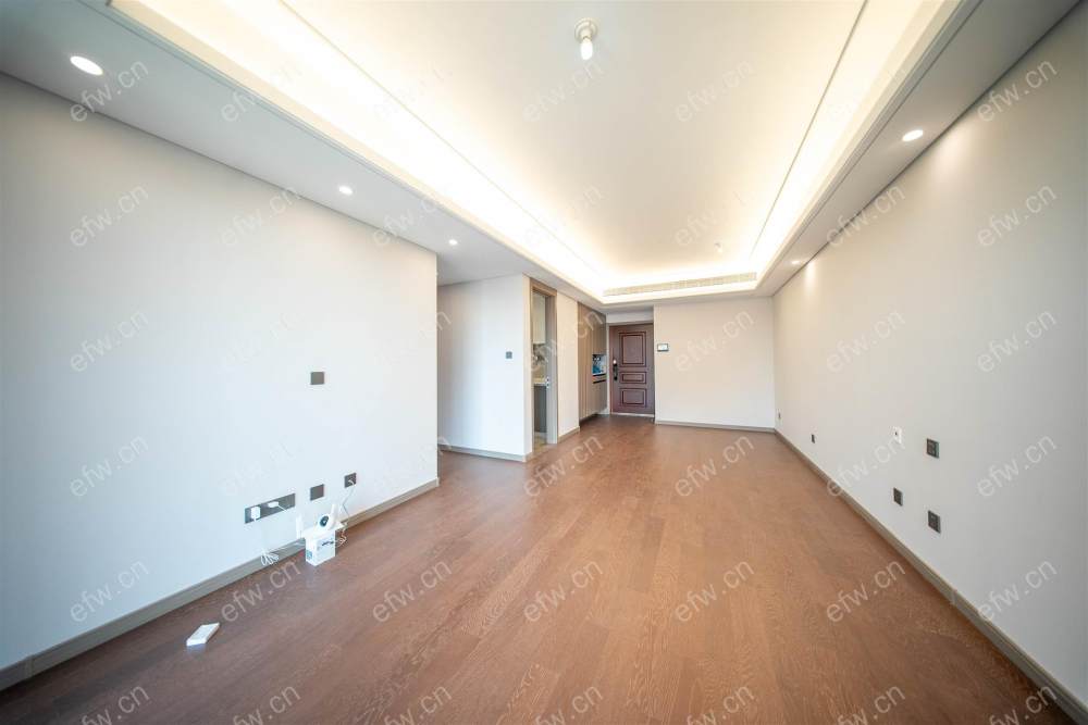 village  精装room房 近地铁口  房东诚售