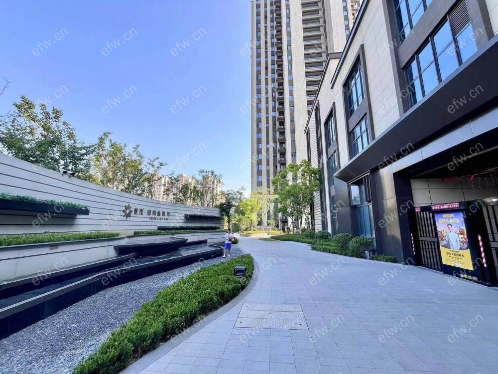 village  精装room房 近地铁口  房东诚售