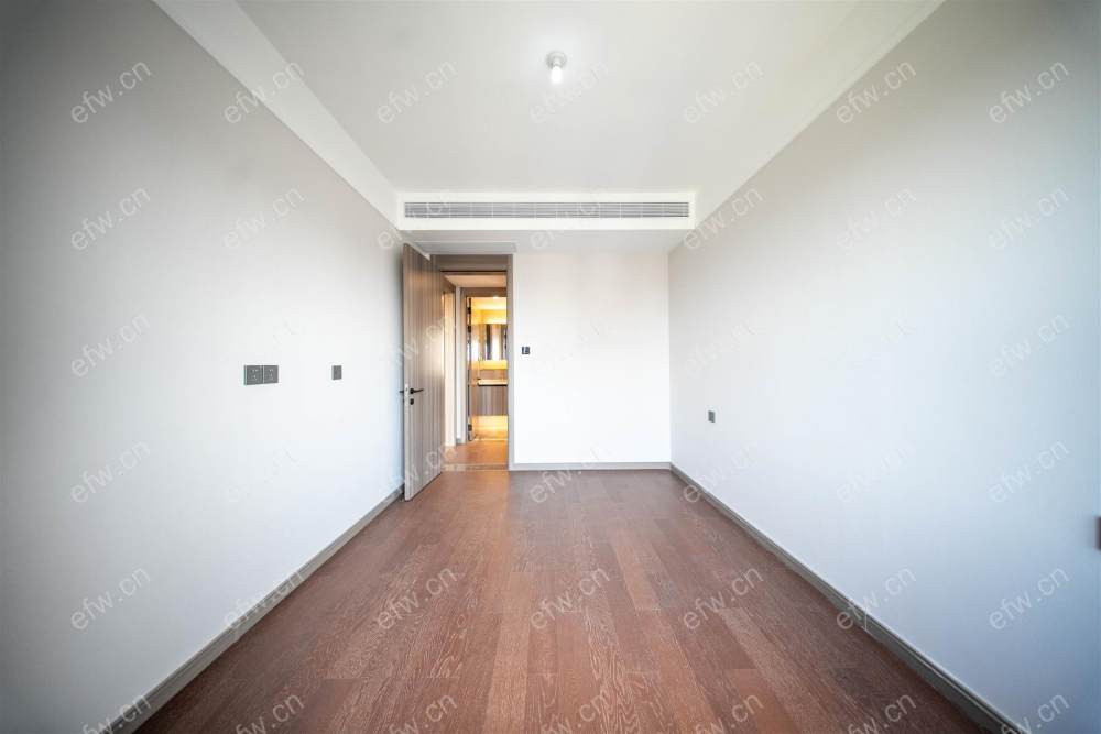 village  精装room房 近地铁口  房东诚售
