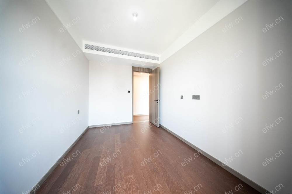village  精装room房 近地铁口  房东诚售