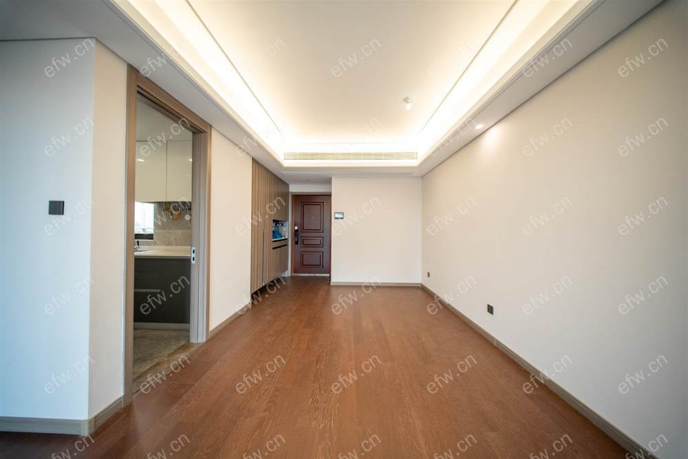 village  精装room房 近地铁口  房东诚售