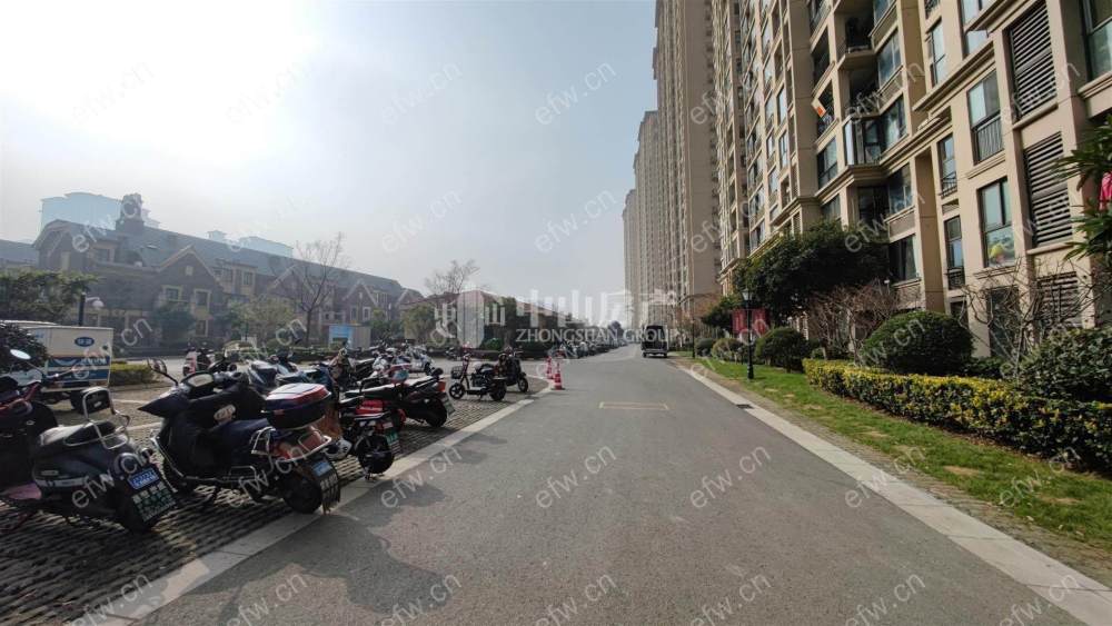 长泰际社区位于小区中间位置，精装修