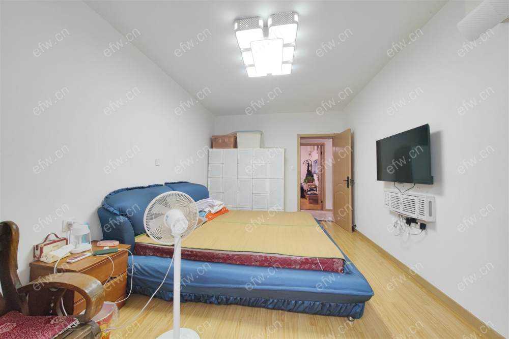 一楼带院子的，看房方便