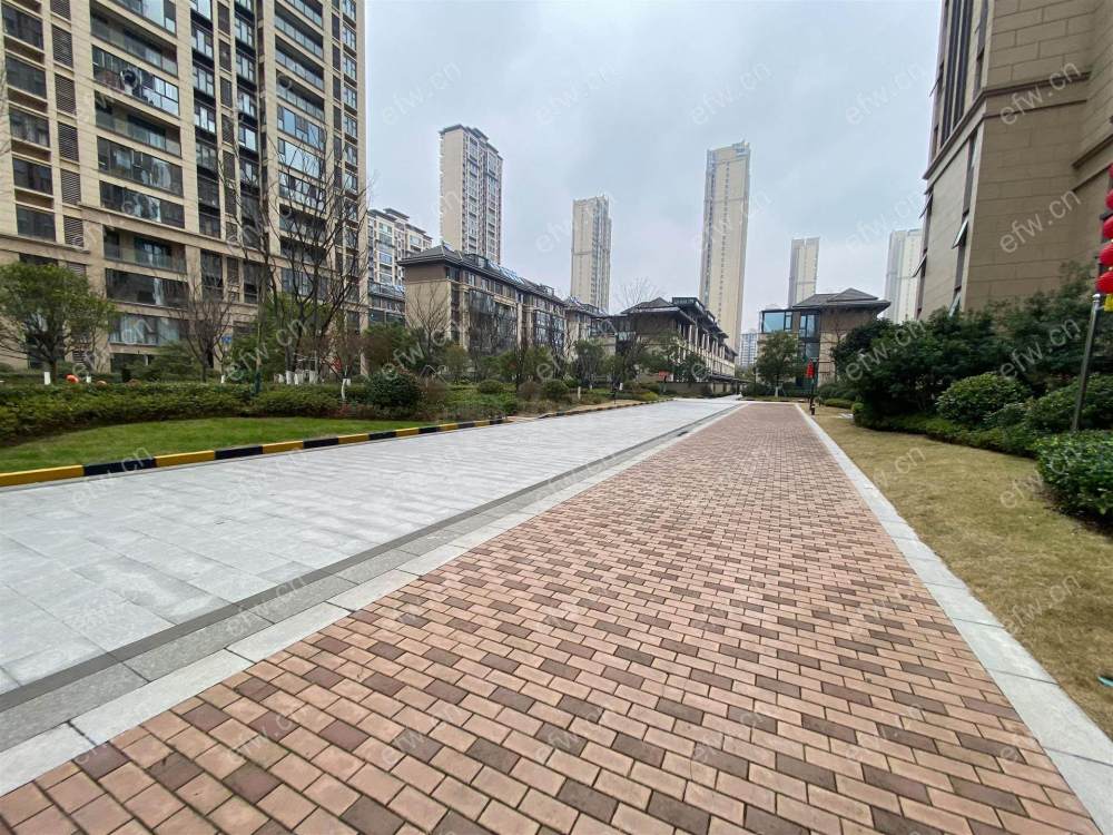 湖景房，方正户型，客厅朝南，双阳台。