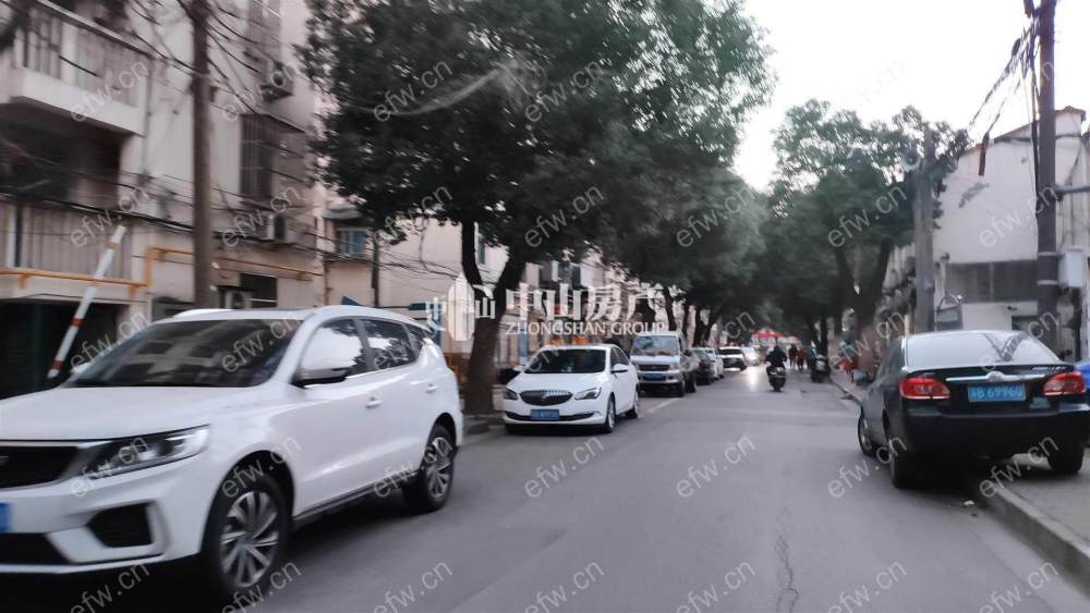 一楼带院子的，看房方便