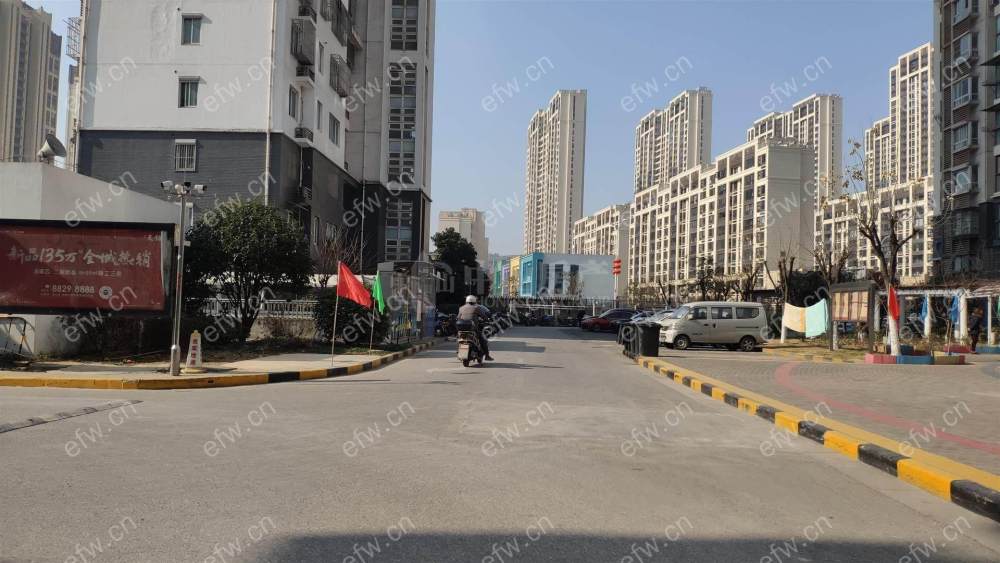 市繁华地段精装电梯中间层南北通透采光极好