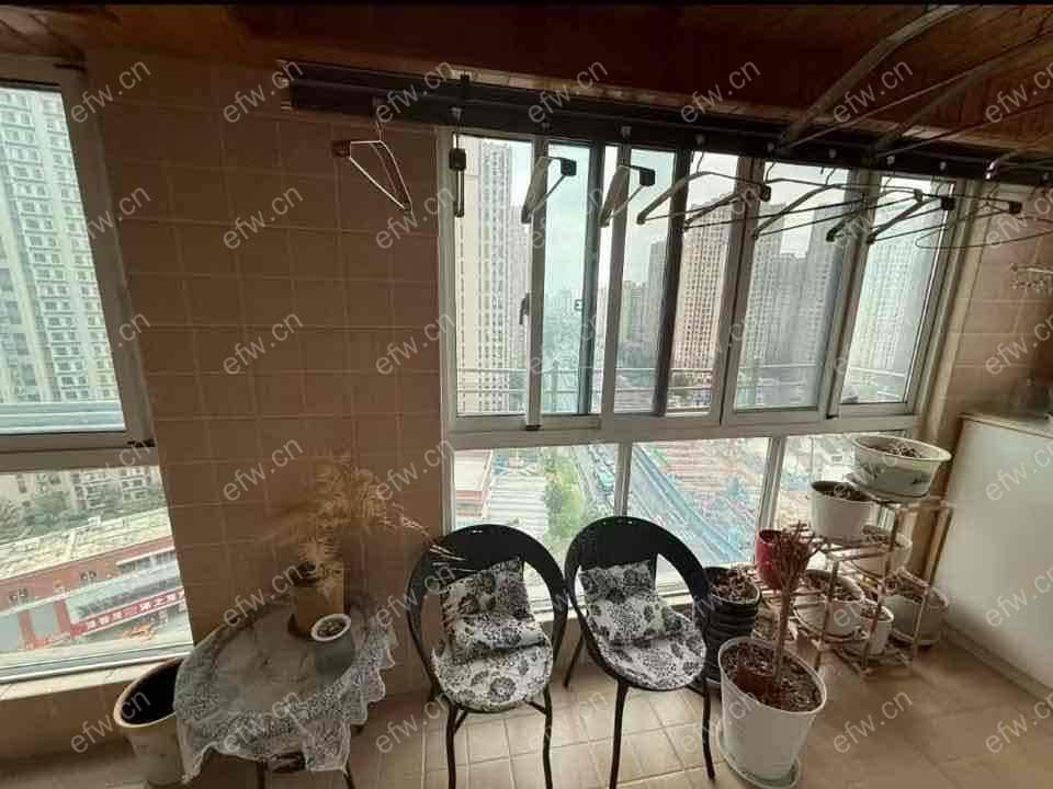 靠市区，3房2卫，中间楼层