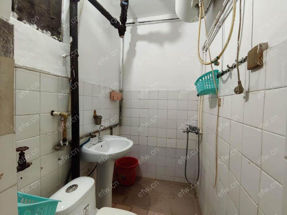地铁口 刘潭二村 中间楼层 简装 全设施