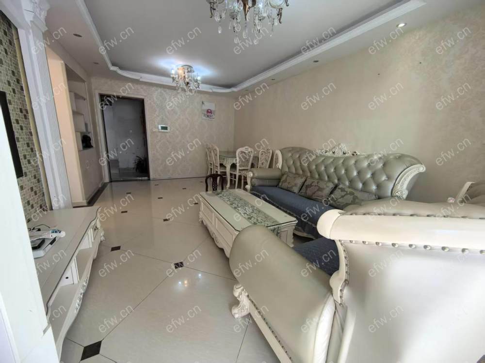 婚装全明东边户room房,village 格局工整合理