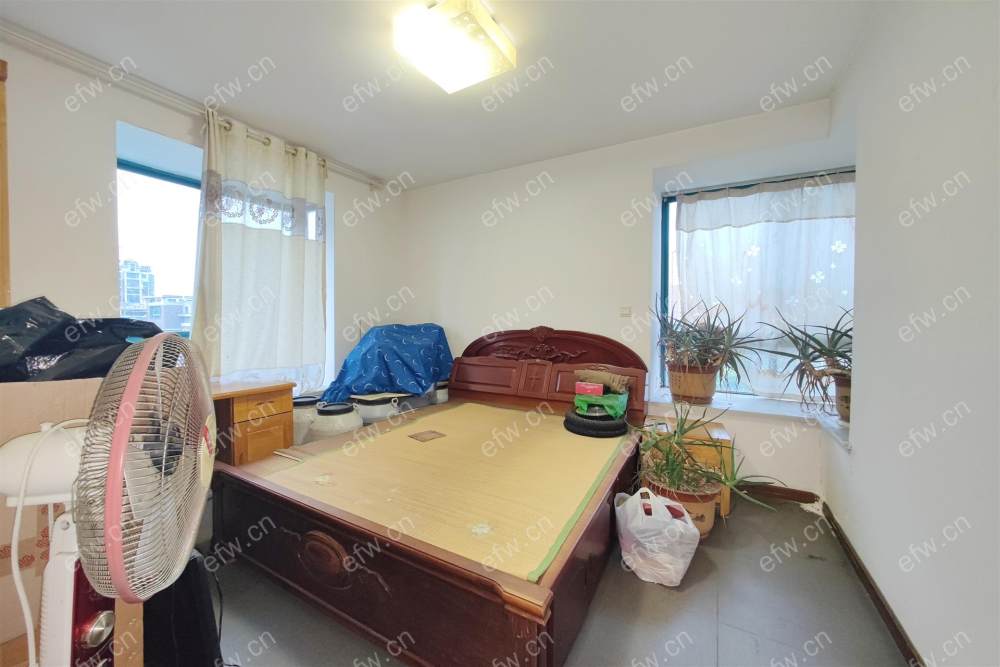 蔚蓝都市花园一期 4室2厅