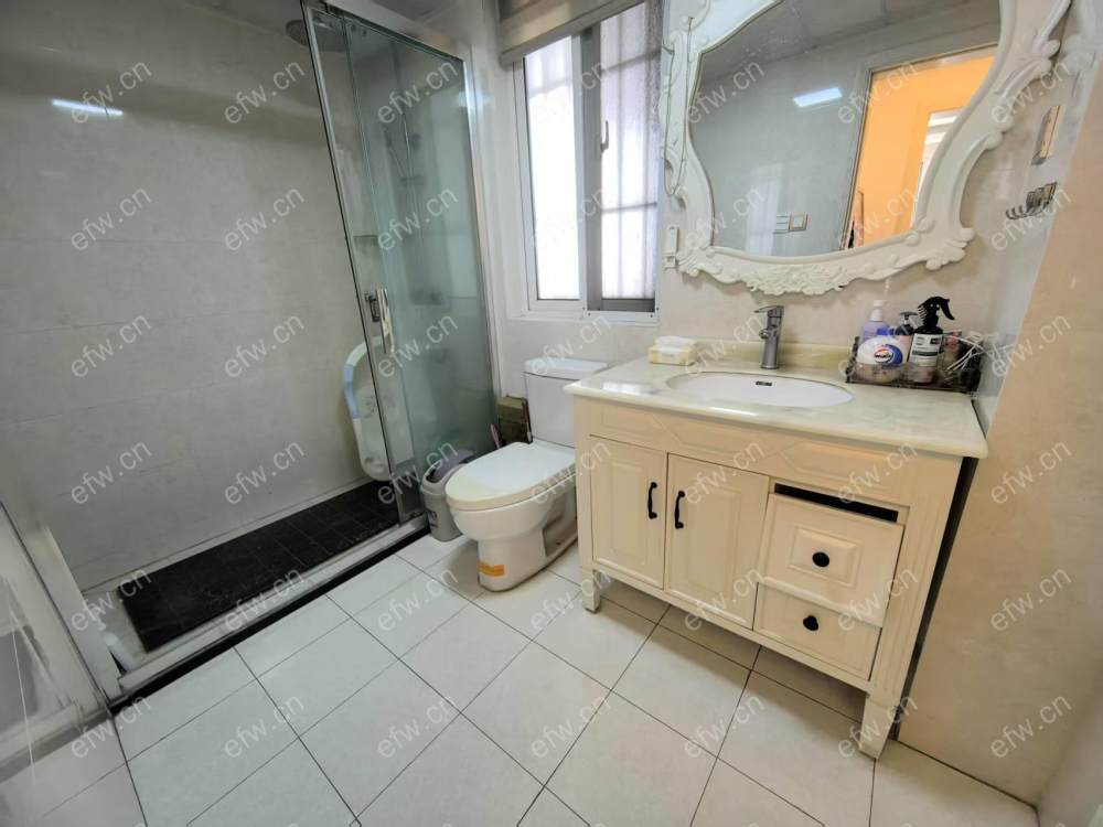 婚装全明东边户room房,village 格局工整合理