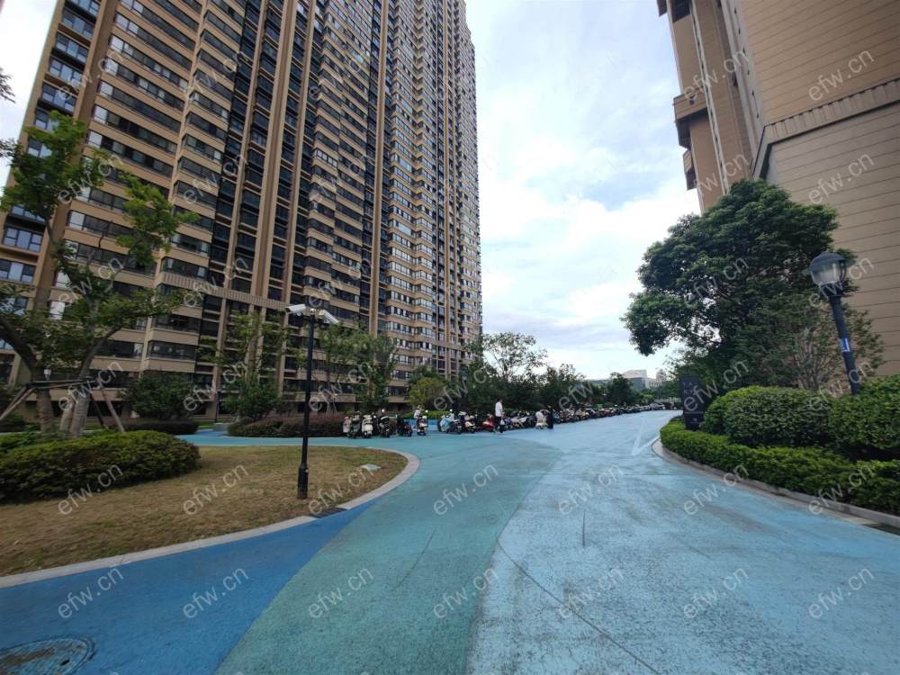 急售   临近汽车站 火车站 次新房 随时可以看房