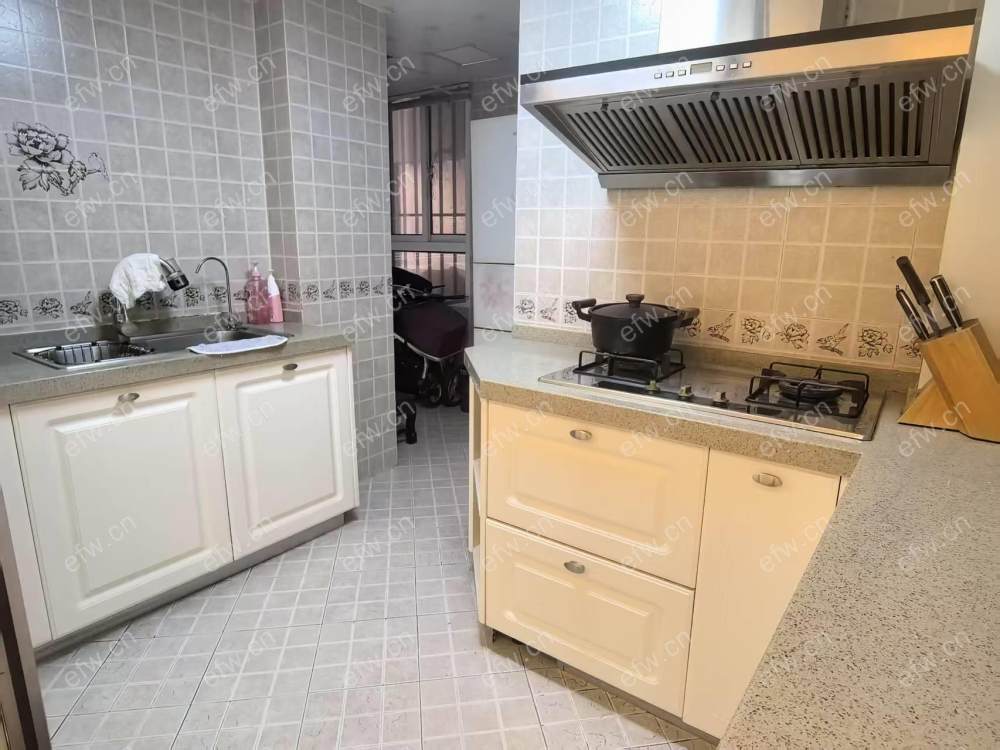 婚装全明东边户room房,village 格局工整合理
