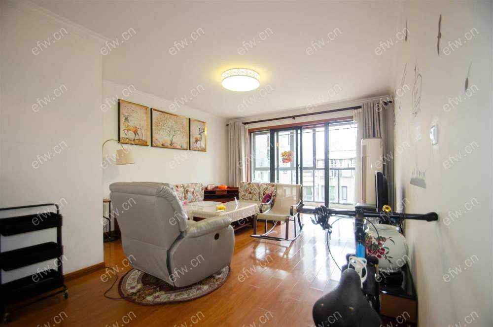 精装修多层中的五楼增送三个露台