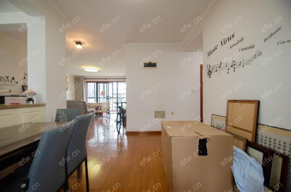 精装修多层中的五楼增送三个露台