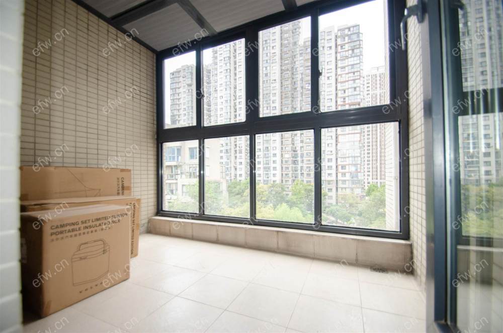 精装修多层中的五楼增送三个露台