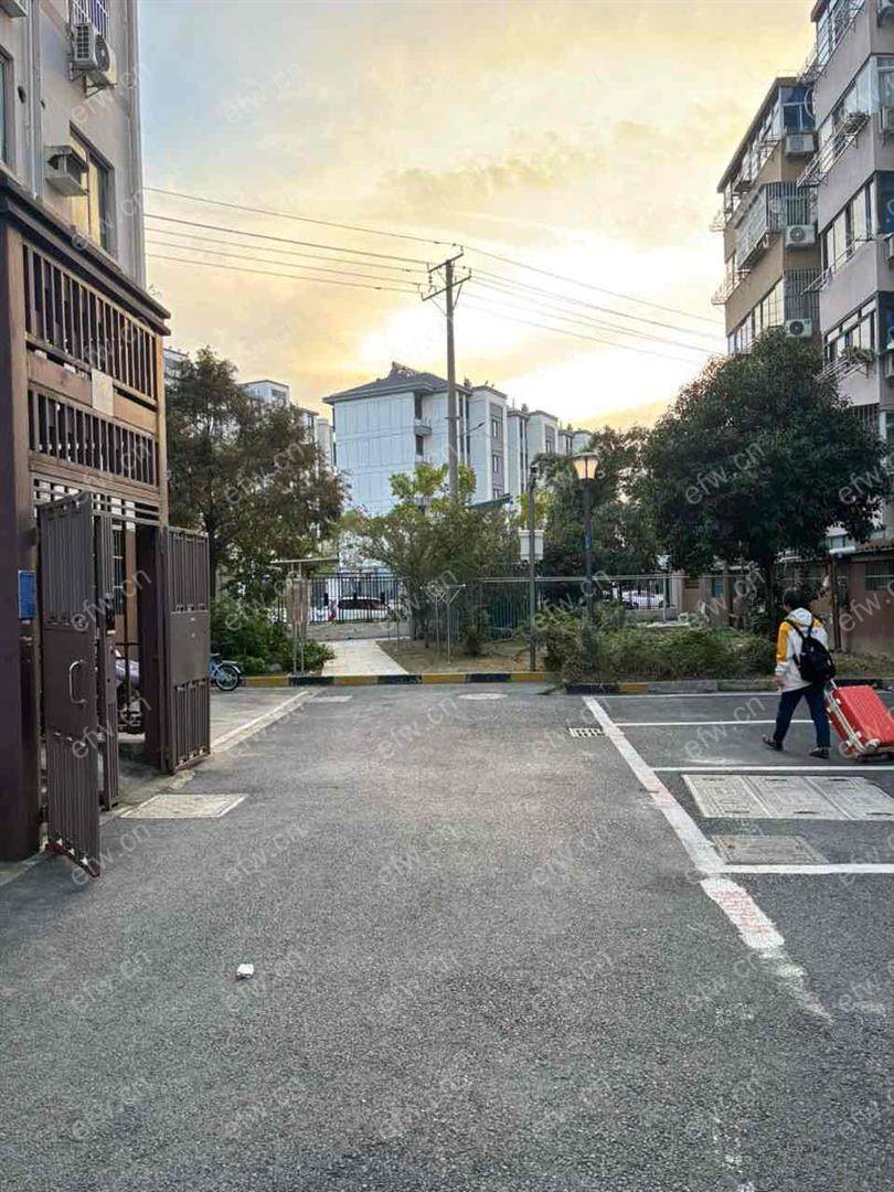 惠东里精装1室  随时看房 拎包入住