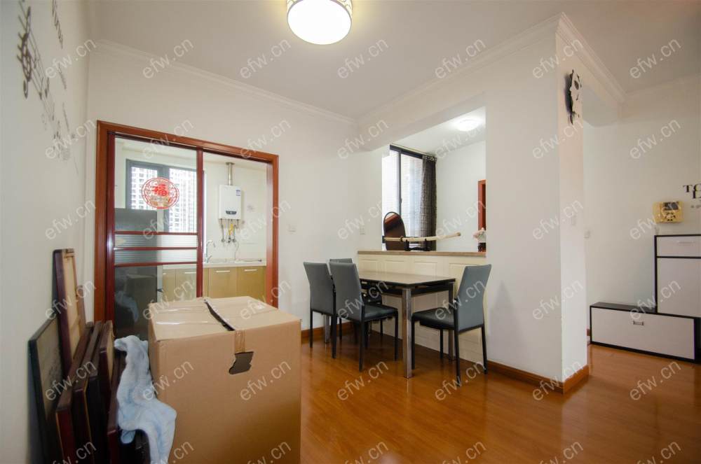 精装修多层中的五楼增送三个露台