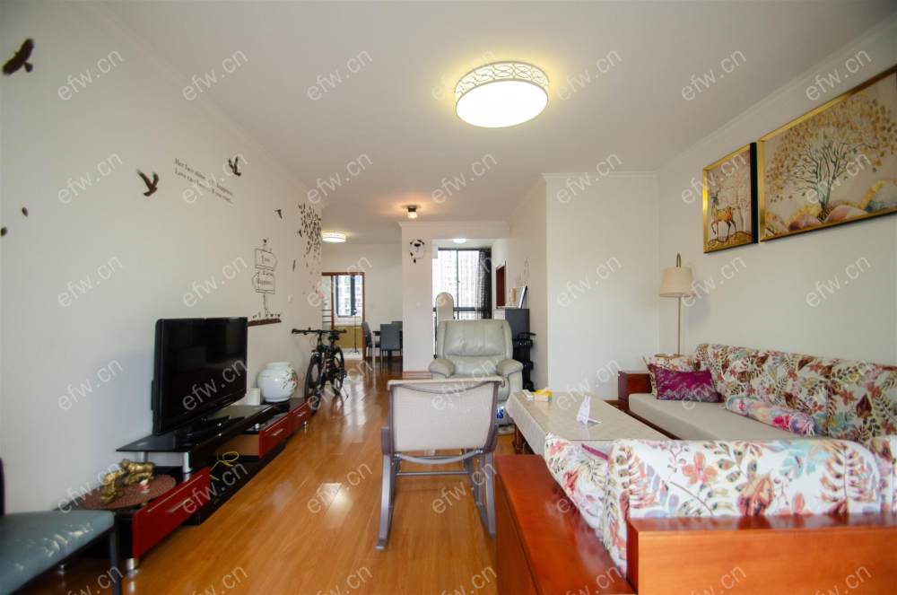 精装修多层中的五楼增送三个露台