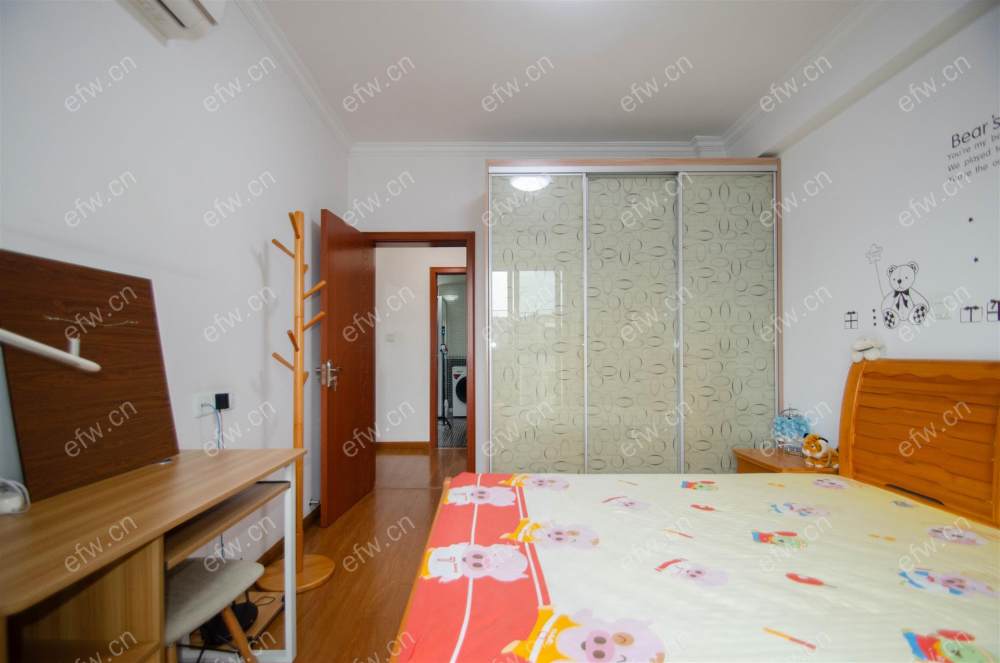 精装修多层中的五楼增送三个露台