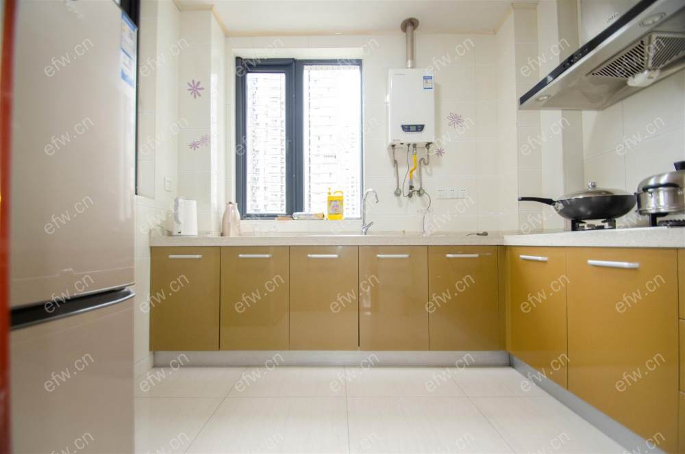 精装修多层中的五楼增送三个露台