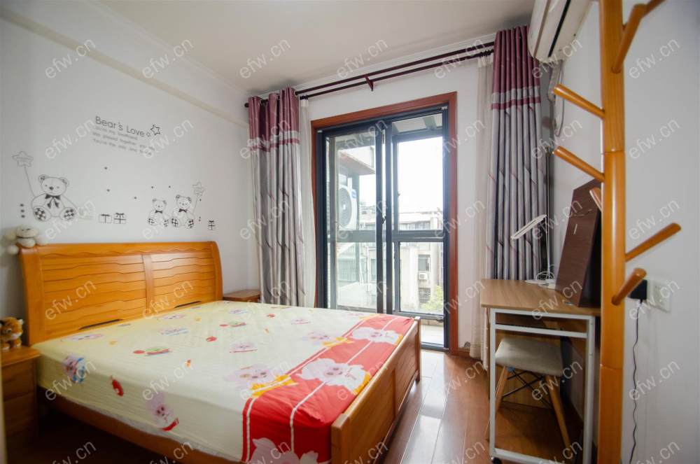 精装修多层中的五楼增送三个露台