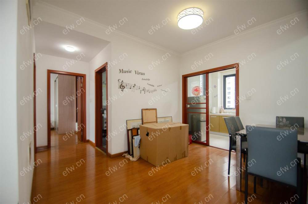 精装修多层中的五楼增送三个露台